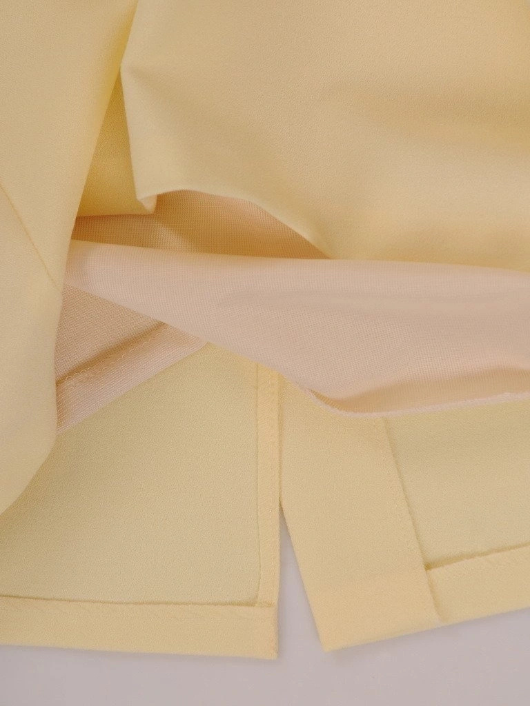 Elegancka żółta sukienka w kwiaty na wesele – prosty krój z dekoltem w serek wysmuklającym szyję 21482