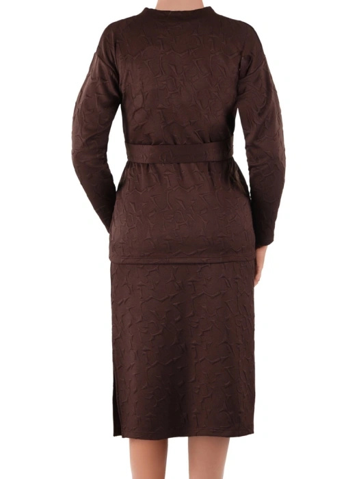 Brązowy komplet plus size z bluzką V-neck i midi spódnicą – ponadczasowy krój, który wysmukla sylwetkę 40778