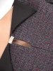 Elegancki kostium damski z szerokimi spodniami – tuszujący fason z ozdobną broszką 37467