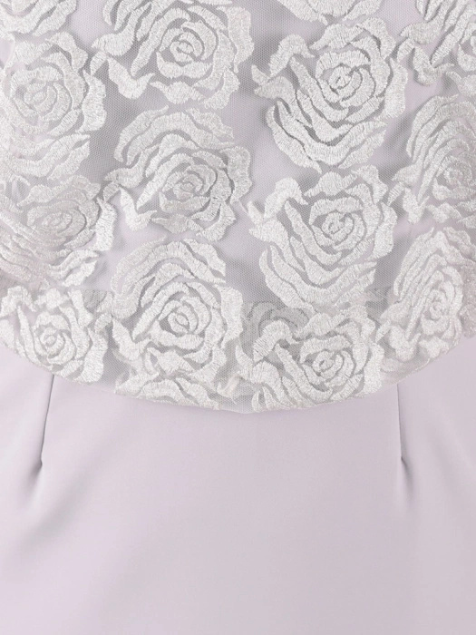 Elegancka sukienka midi w kwiaty na wesele – prosty fason w gołębim odcieniu 32632