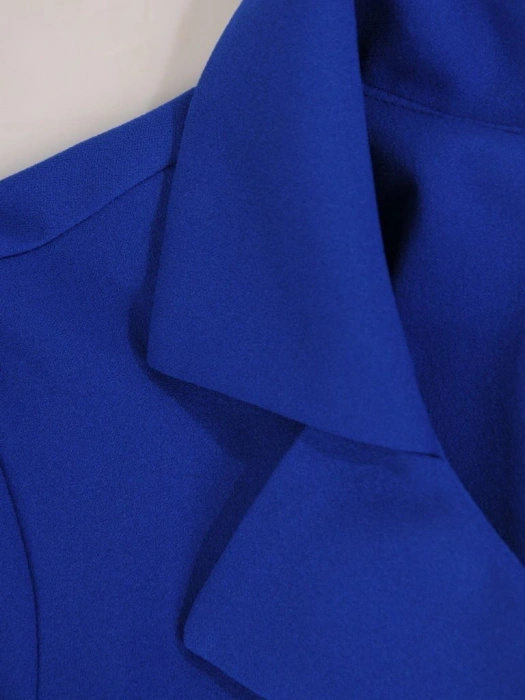 Elegancka chabrowa sukienka rozkloszowana na wesele – kobiecy krój z kołnierzykiem modelujący talię 25816