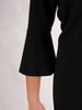 Czarna sukienka z falbanami i ozdobnym wiązaniem na karku 23455