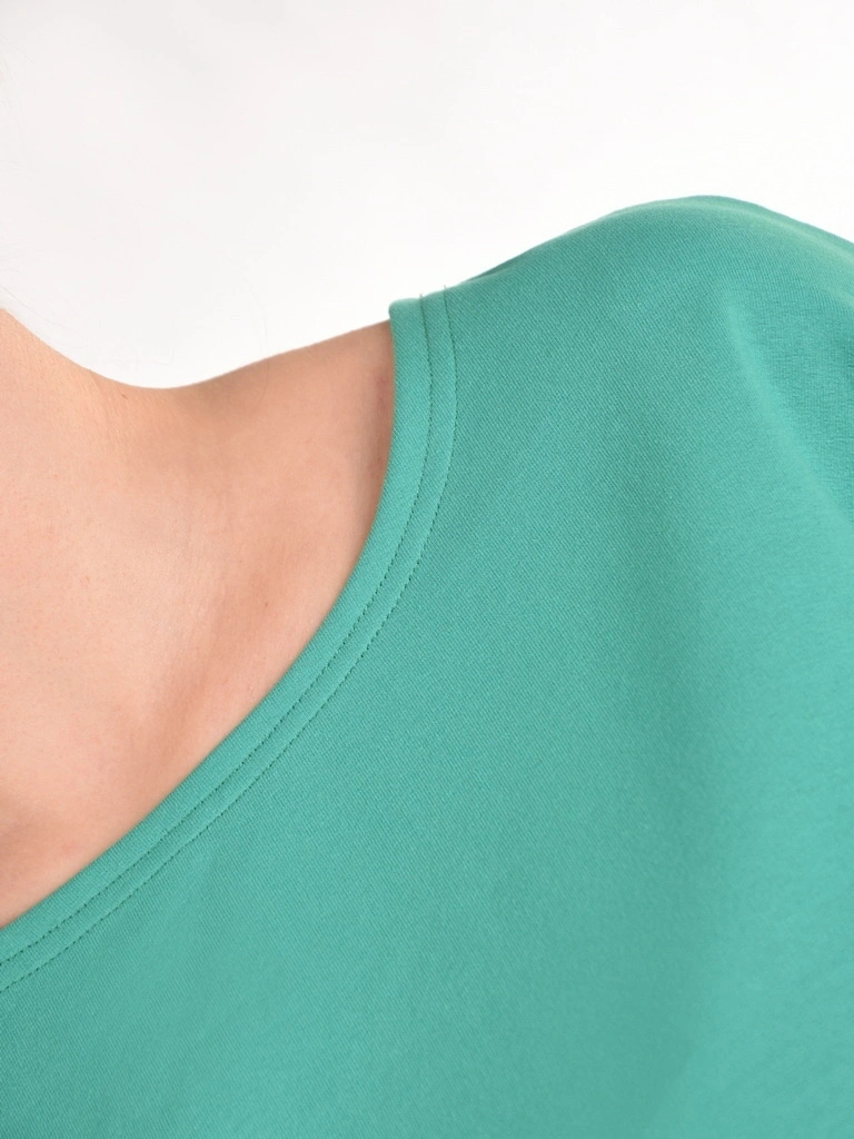 Zielona sukienka midi o prostym kroju – wygodny ściągacz w talii i praktyczne kieszenie 41437
