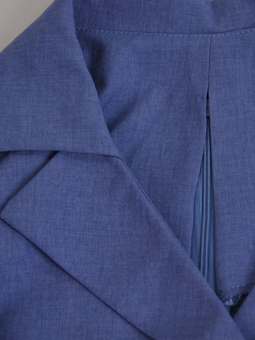 Kopertowa sukienka z lnianej tkaniny 16569, niebieska kreacja z paskiem.