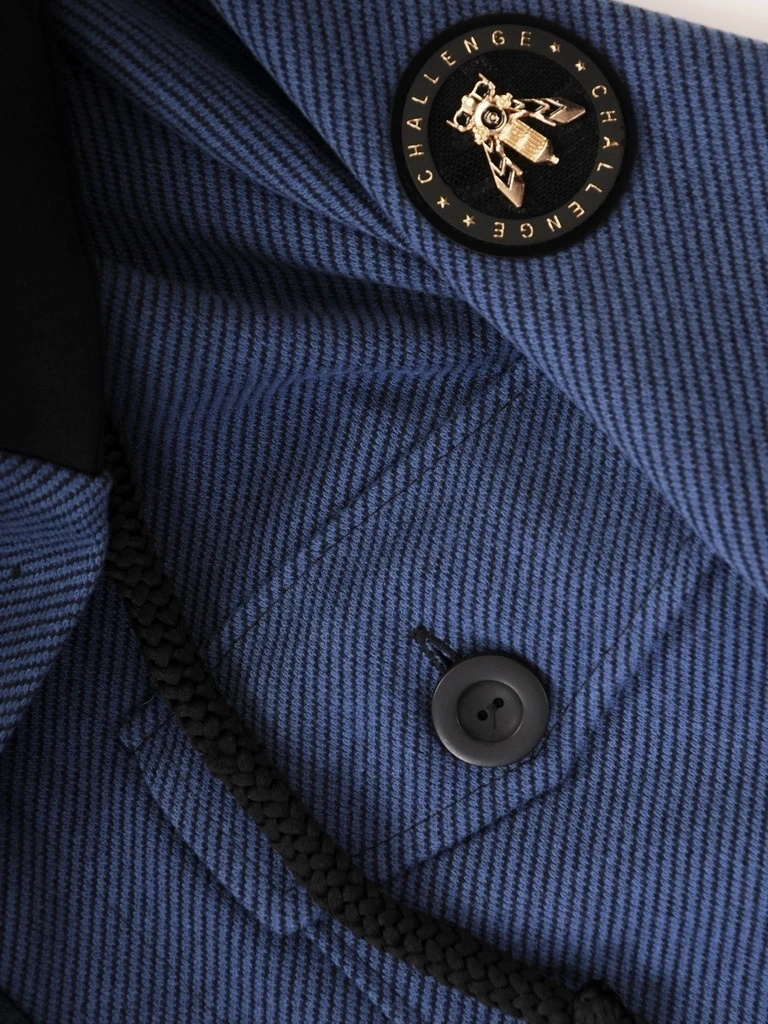 Elegancki niebieski płaszcz damski z kapturem – prosty fason wysmuklający sylwetkę 35807