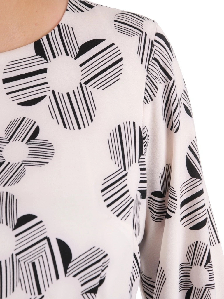 Elegancka sukienka maxi rozkloszowana w kwiaty – wysmuklający krój z paskiem 39731