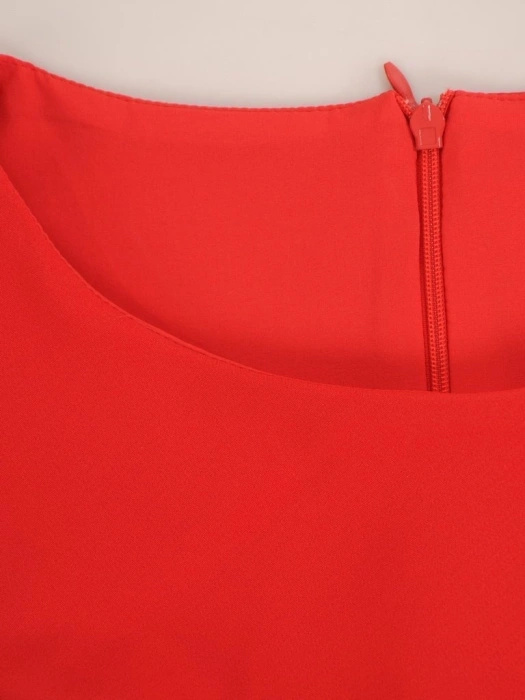 Elegancka czerwona sukienka midi na święta – prosty krój maskujący niedoskonałości 26706