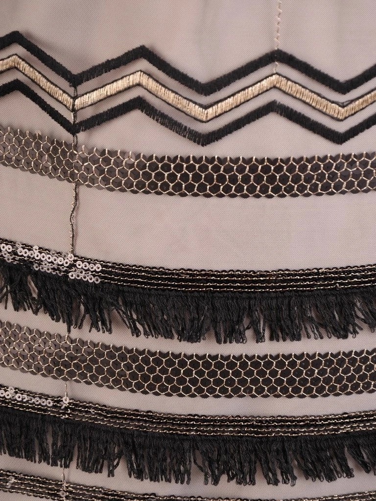 Czarna sukienka wieczorowa na sylwestra o prostym kroju – pięknie podkreślona sylwetka i złote cekiny 19101