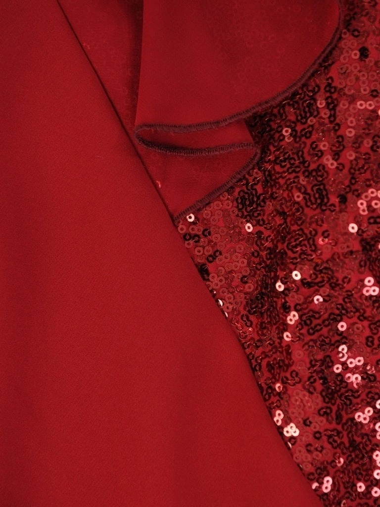 Bordowa sukienka wizytowa prostego fasonu z cekinami – rozcięcia na rękawach dodają elegancji 23729