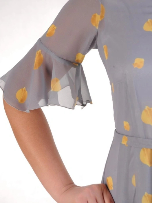 Wizytowa sukienka rozkloszowana midi w kolorze szarym – zwiewny fason tuszujący biodra z dekoltem V 25578