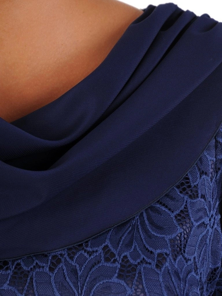 Elegancka sukienka na wesele i andrzejki w kwiaty – prosty krój z ozdobną falbaną tuszujący biodra 21981