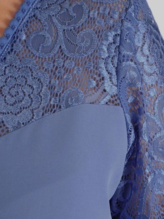 Wizytowa sukienka ołówkowa midi w kolorze niebieskim – fason modelujący sylwetkę z eleganckim dekoltem 20044