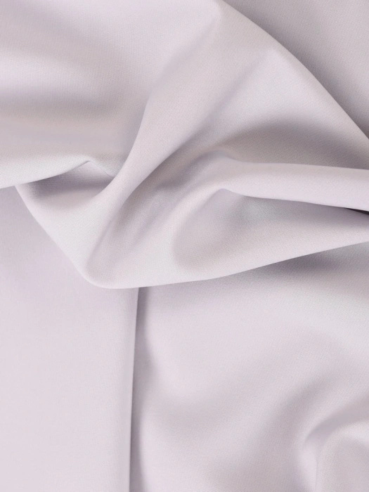 Elegancka sukienka midi w kwiaty na wesele – prosty fason w gołębim odcieniu 32632