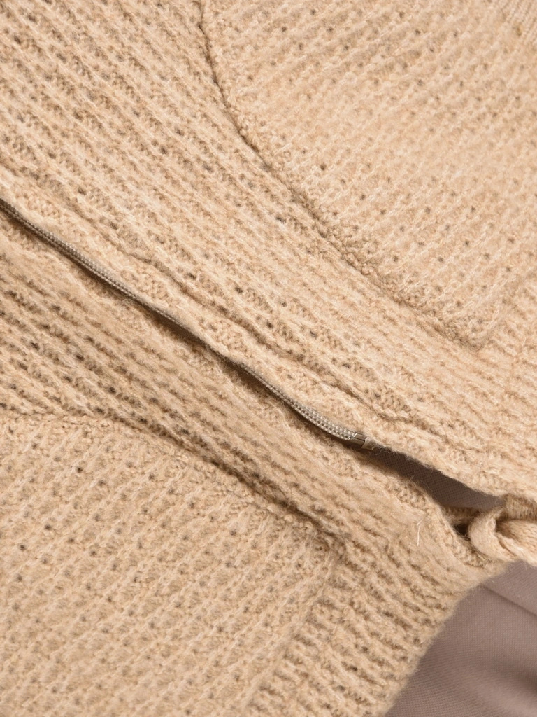 Elegancki sweter damski na suwak w odcieniu beżowym – prosty krój z kapturem i bufiastym rękawem 42177