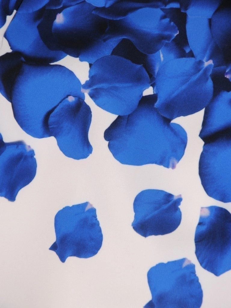 Elegancka sukienka na wesele midi o prostym kroju chaber z bielą – zwiewne rękawy 3/4 tuszują ramiona 25576