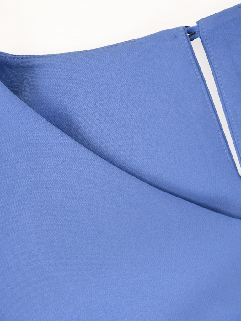 Elegancka niebieska sukienka trapezowa przed kolano – krótki ozdobny rękaw i dekolt w serek 41938