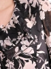 Czarna sukienka koktajlowa w kwiaty rozkloszowana – maskujący biodra fason ze zwiewnym rękawem 35973