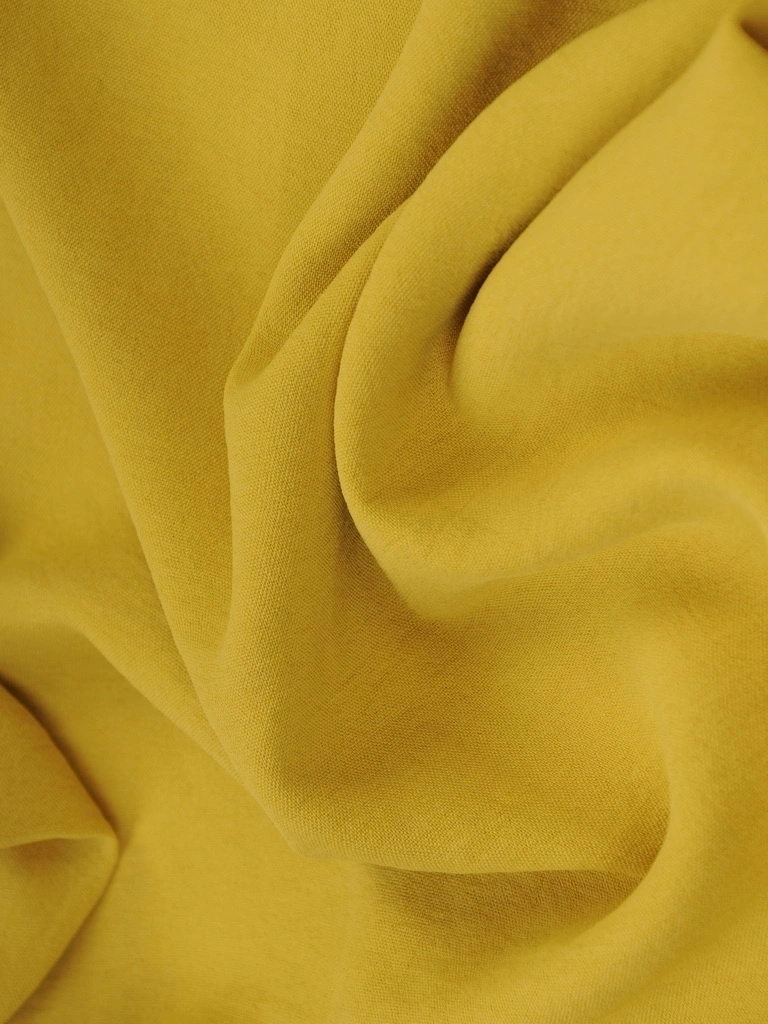 Elegancka bluzka wizytowa w kolorze pistacji z dekoltem V – prosty fason z kobiecymi falbankami 35760