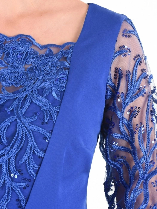 Elegancka sukienka na wesele i andrzejki chabrowa – prosty fason z połyskującą koronką 22689
