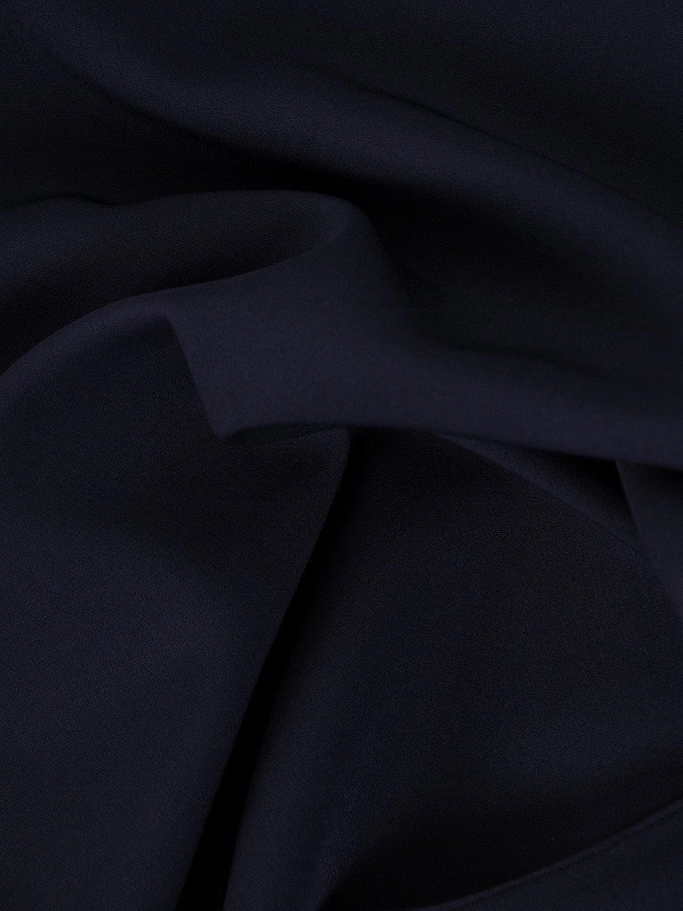 Elegancka sukienka kopertowa w kolorze granatowym – wysmuklające talię pionowe przeszycia 23239