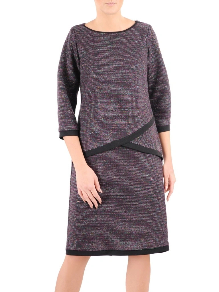 Elegancka czarna sukienka midi z rękawem 3/4 – optycznie wysmuklające wstawki i prosty fason 37090