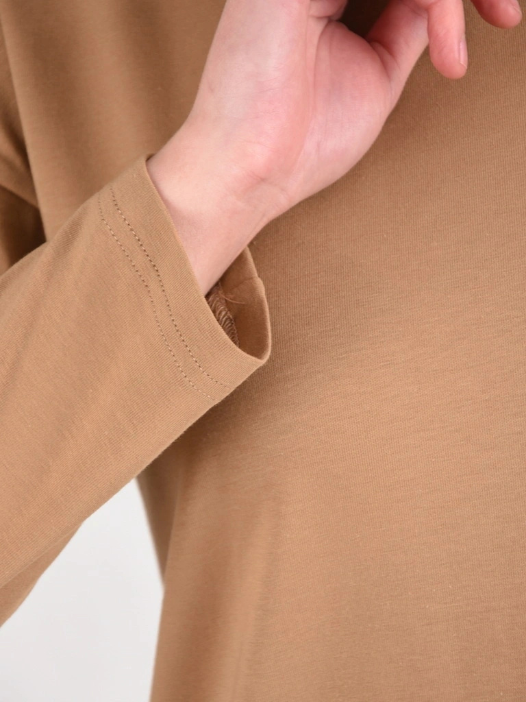 Elegancka bluzka bawełniana z długim rękawem camel – prosty fason z przedłużanym tyłem 41543