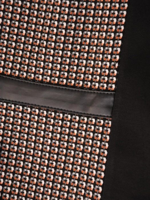 Elegancka sukienka do pracy w kratę o prostym kroju – wysmuklający fason z dekoltem w łódkę 31610
