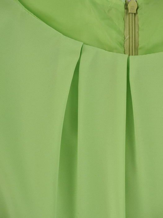 Rozkloszowana sukienka Izaura I, kreacja w kolorze pistacjowym.	