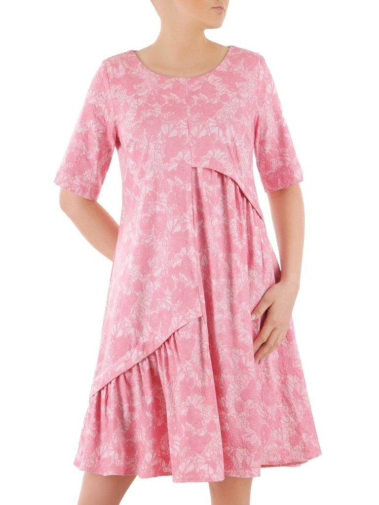 Elegancka sukienka trapezowa midi w kwiaty – kobiecy krój subtelnie modelujący sylwetkę 35713