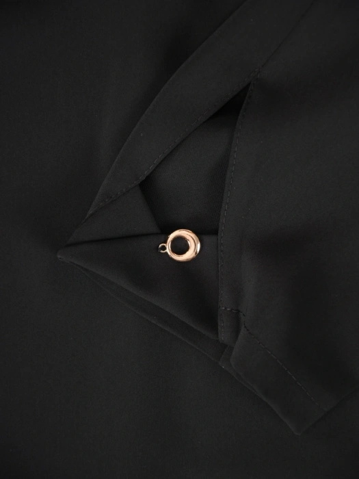 Elegancka czarna sukienka trapezowa midi z rękawem 3/4 – ozdobny dekolt i swobodny fason 38587