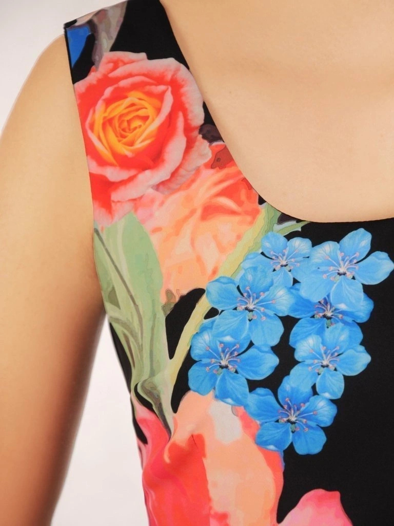 Elegancka garsonka damska z sukienką w kwiaty i żakietem – pionowe cięcia modelujące sylwetkę 30391