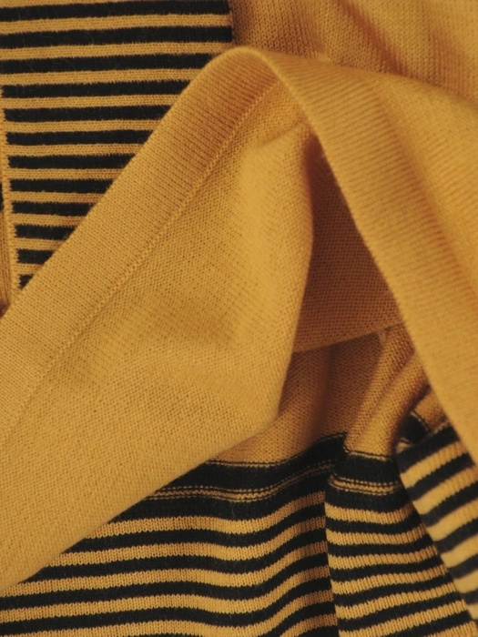 Musztardowy sweter damski z narzutką w paski – prosty fason wysmuklający sylwetkę 38677