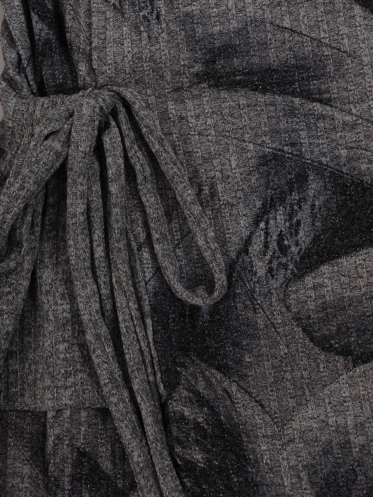 Popielato-granatowa sukienka trapezowa midi z motywem piór – asymetryczny dół z kieszeniami i wiązaniem 12874
