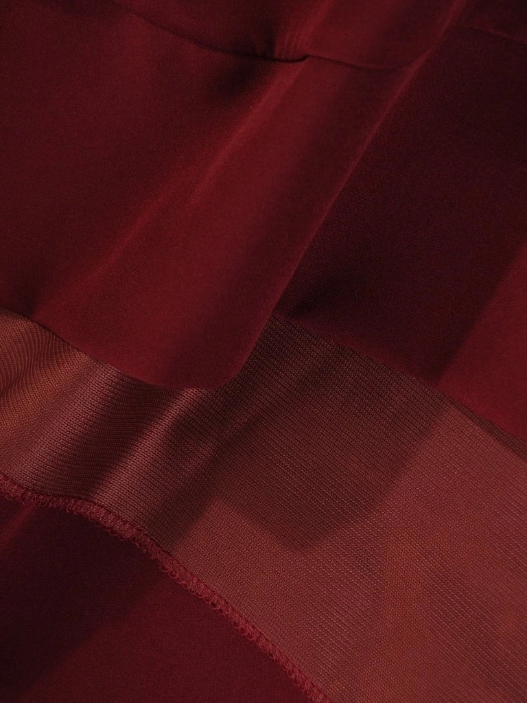 Burgundowa sukienka rozkloszowana bez rękawów – koronkowe plecy i wysmuklające zaszewki 24396
