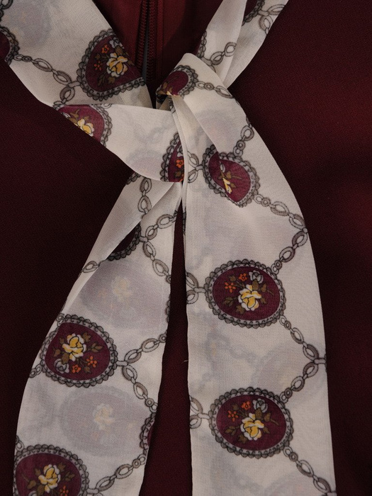 Elegancka sukienka z kontrastowymi rękawami i ozdobnym krawatem 18783