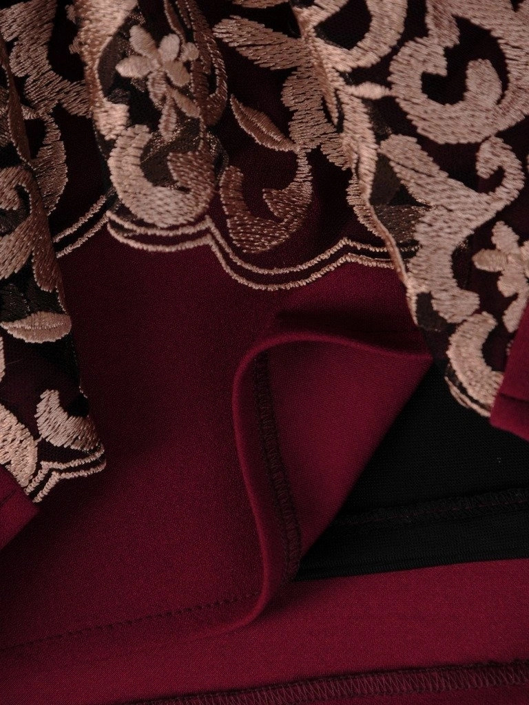 Bordowa sukienka wizytowa midi na święta i andrzejki – prosty krój z biżuteryjnym akcentem 18356