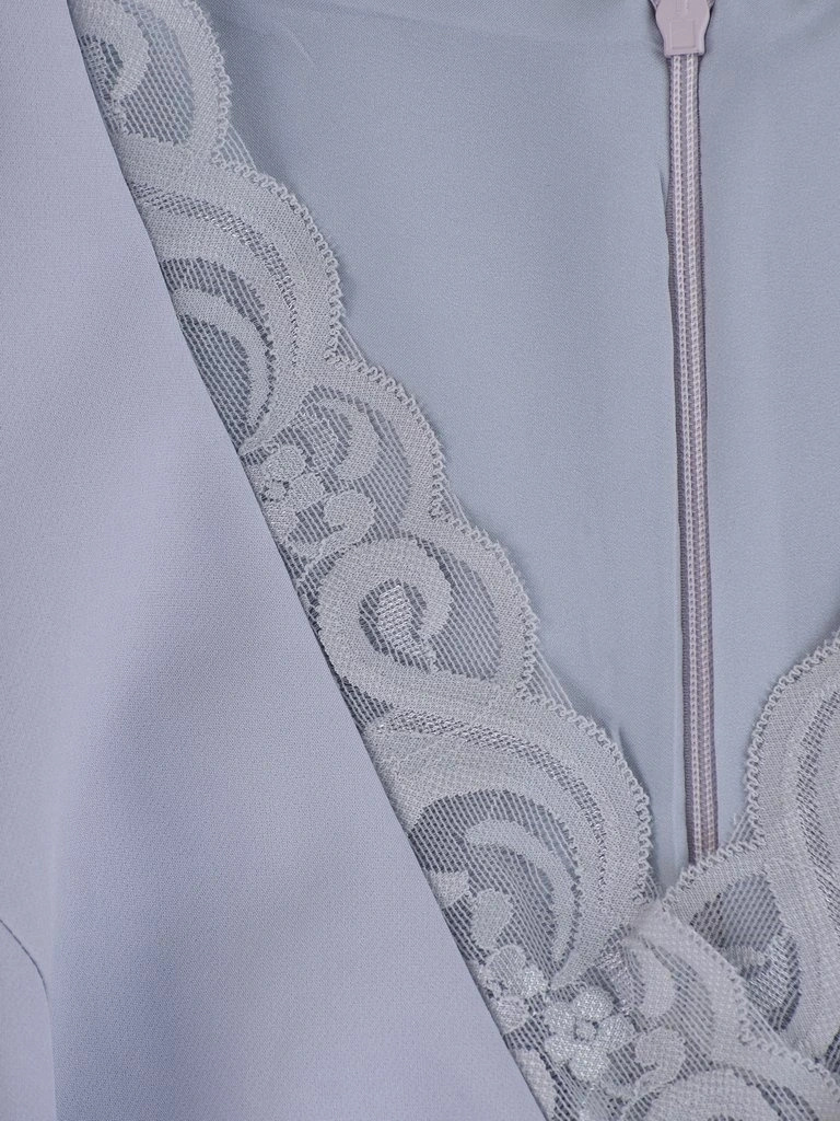 Elegancka szara sukienka rozkloszowana midi – modelujące przeszycia i dekolt w serek 12088