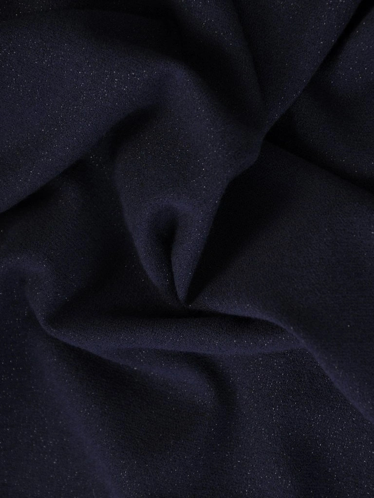 Elegancka granatowa sukienka midi o prostym kroju – asymetryczna falbana i akcent w talii 26914
