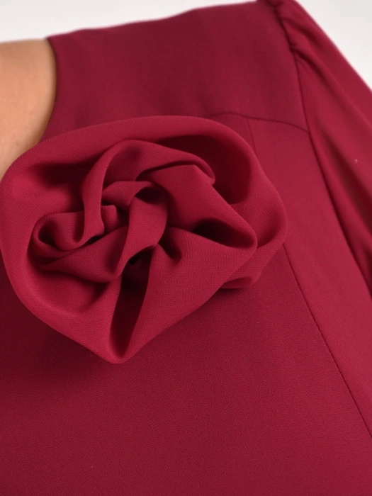 Elegancka sukienka rozkloszowana maxi w kolorze bordo – zwiewny krój z paskiem modelującym talię 41030