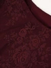 Bordowo-śliwkowa sukienka w kwiaty na wesele – elegancki fason z ozdobnymi rękawami 42111