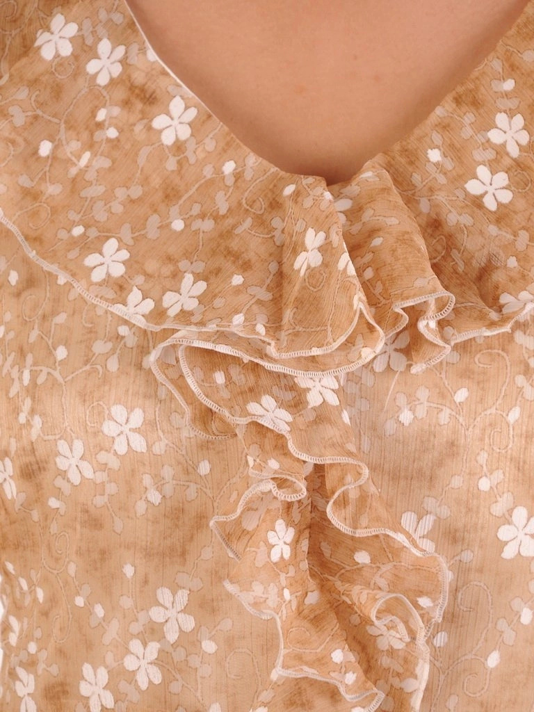 Elegancka beżowa sukienka midi rozkloszowana w kwiaty – kobiecy fason z żabotem 26174