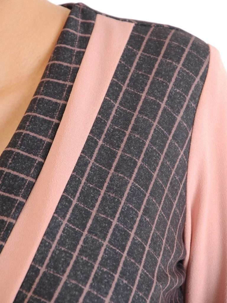 Elegancka sukienka rozkloszowana w kratę z długim rękawem – kobiecy fason z paskiem wysmuklającym sylwetkę 34833