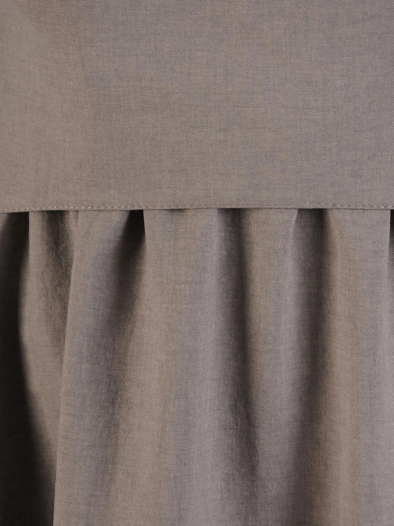 Elegancka sukienka trapezowa w kolorze szarym – swobodny krój maskujący biodra 26434