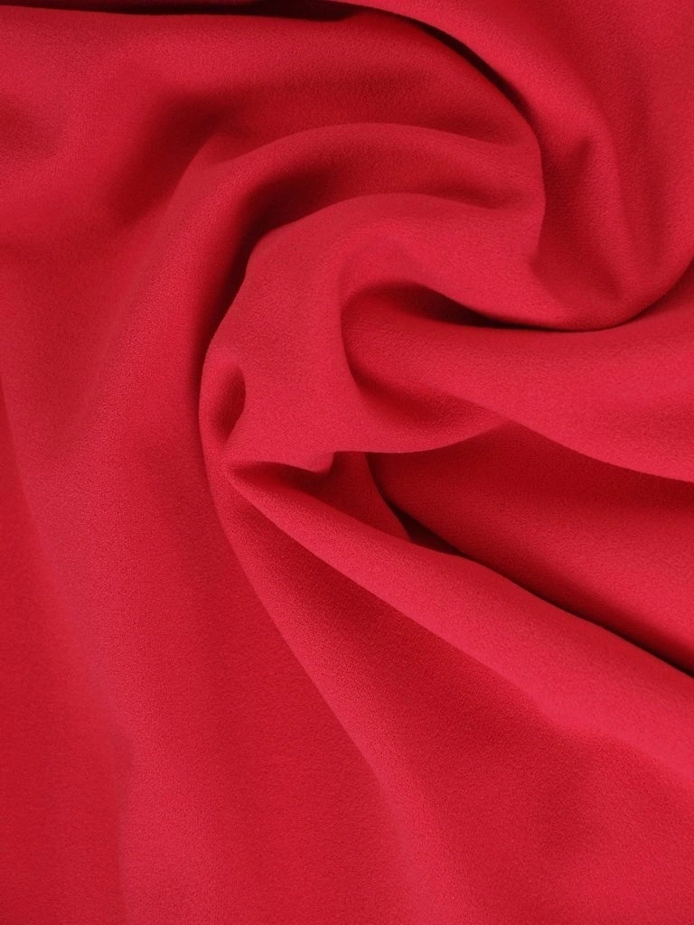 Elegancka amarantowa sukienka midi z krótkim rękawem – prosty fason z dekoracyjną falbaną na dole 22777