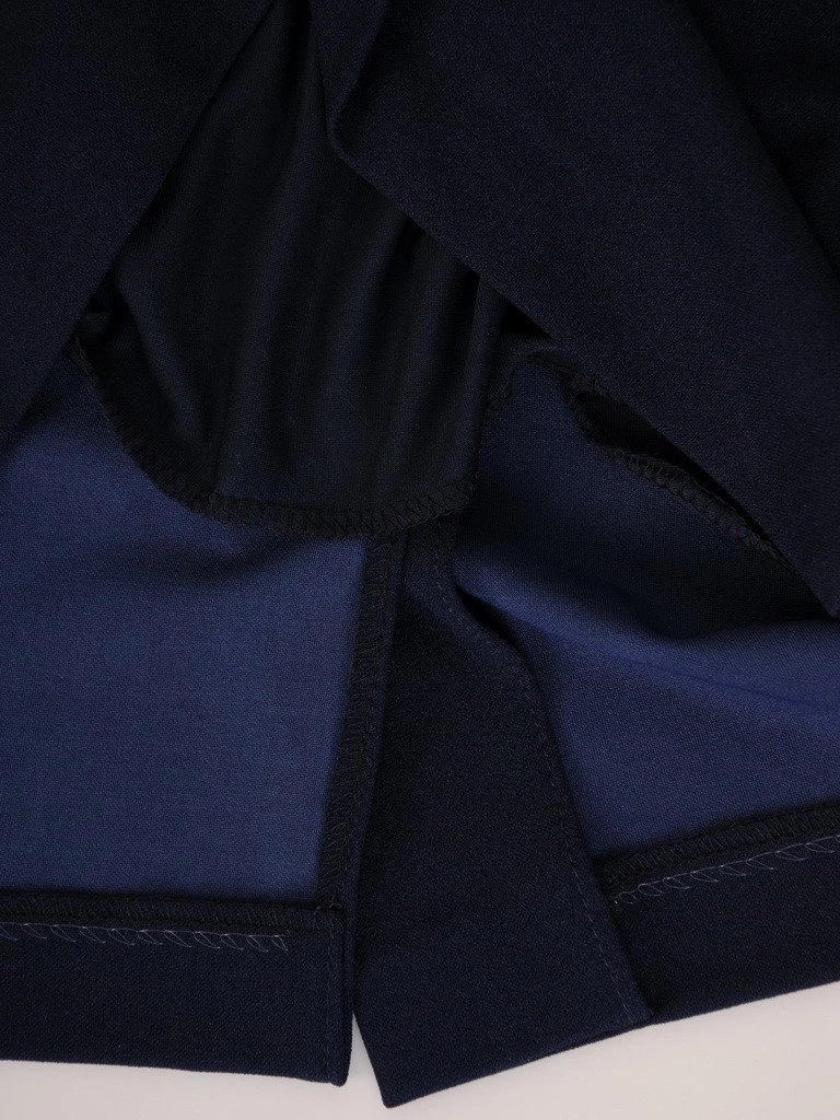 Elegancka granatowa sukienka o prostym kroju – wysmuklający fason z kontrastowymi wstawkami 19349