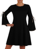 Czarna sukienka z wzorzystymi lamówkami 18584, kreacja w rozkloszowanym fasonie.