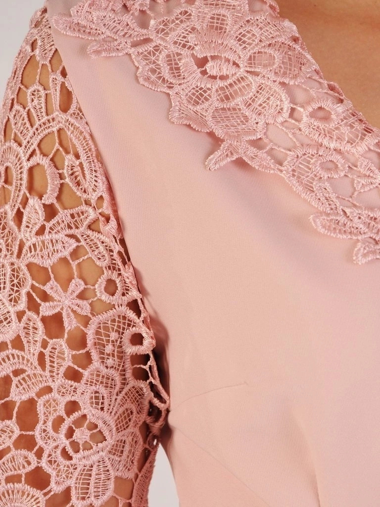 Elegancka sukienka na wesele pudrowy róż – prosty fason z ozdobnymi guzikami wysmukla sylwetkę 28756