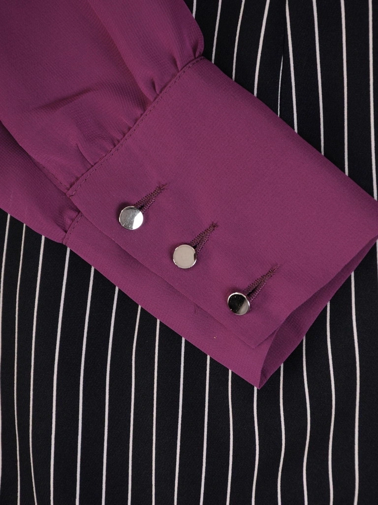 Granatowo-fioletowa sukienka w paski midi – prosty krój z elegancką kokardą przy dekolcie 34674