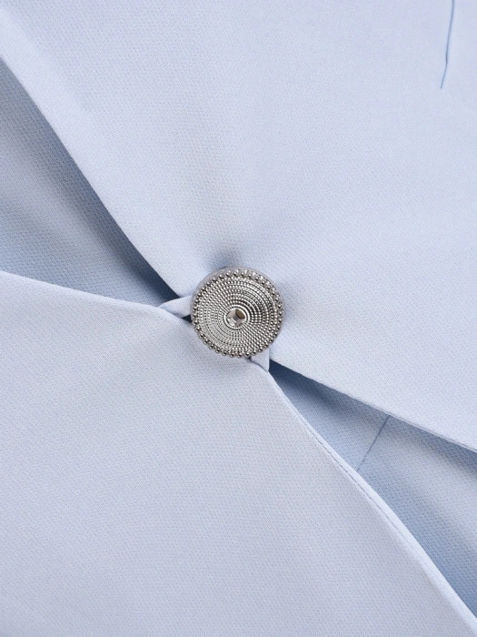 Elegancka garsonka na wesele błękitna – rozkloszowana sukienka midi i prosty żakiet z guzikiem 41585