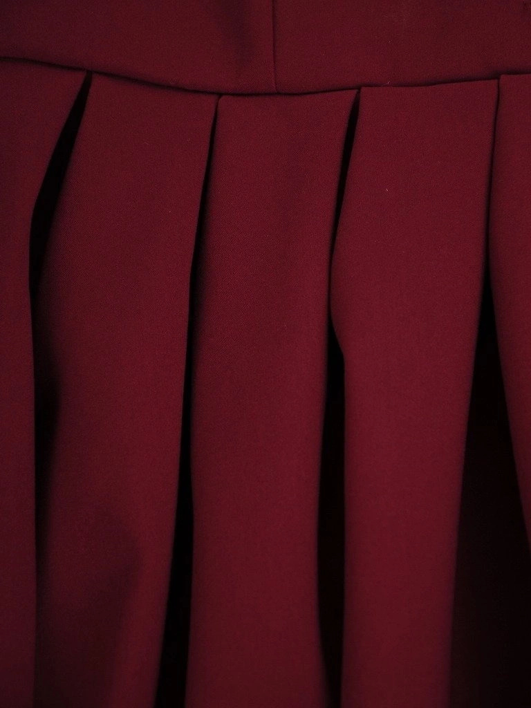 Bordowa sukienka koszulowa z kołnierzem rozkloszowana – pionowe zaszewki akcentujące talię 17189